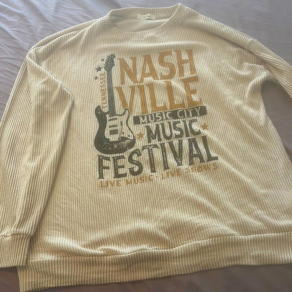 Sweatshirt size medium Nashville Tennessee beige in color